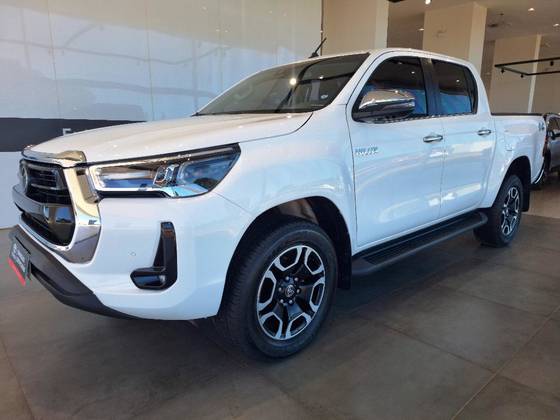 TOYOTA HILUX 2.8 D-4D TURBO DIESEL CD SRX 4X4 AUTOMÁTICO